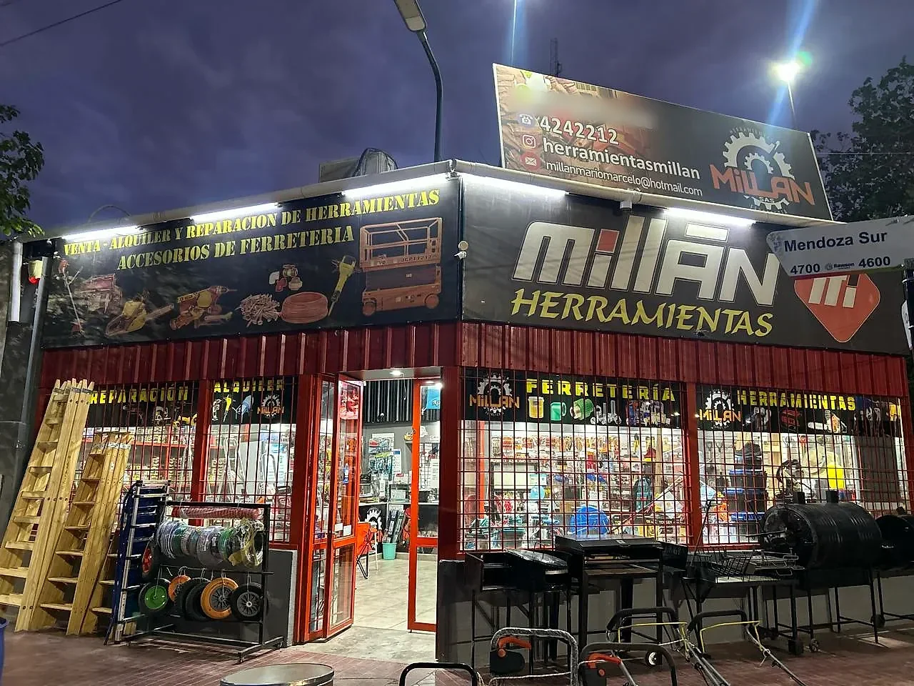 Frente del local de noche, con la vidriera y el cartel iluminados
